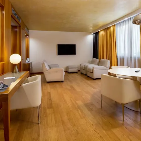Crowne Plaza By Ihg Hotel